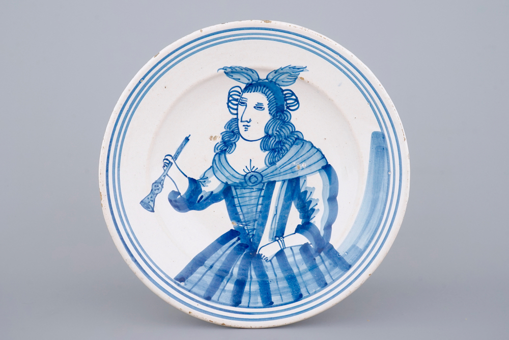 Un plat en majolique frise, portrait d'une dame, Makkum, 17&egrave;me si&egrave;cle